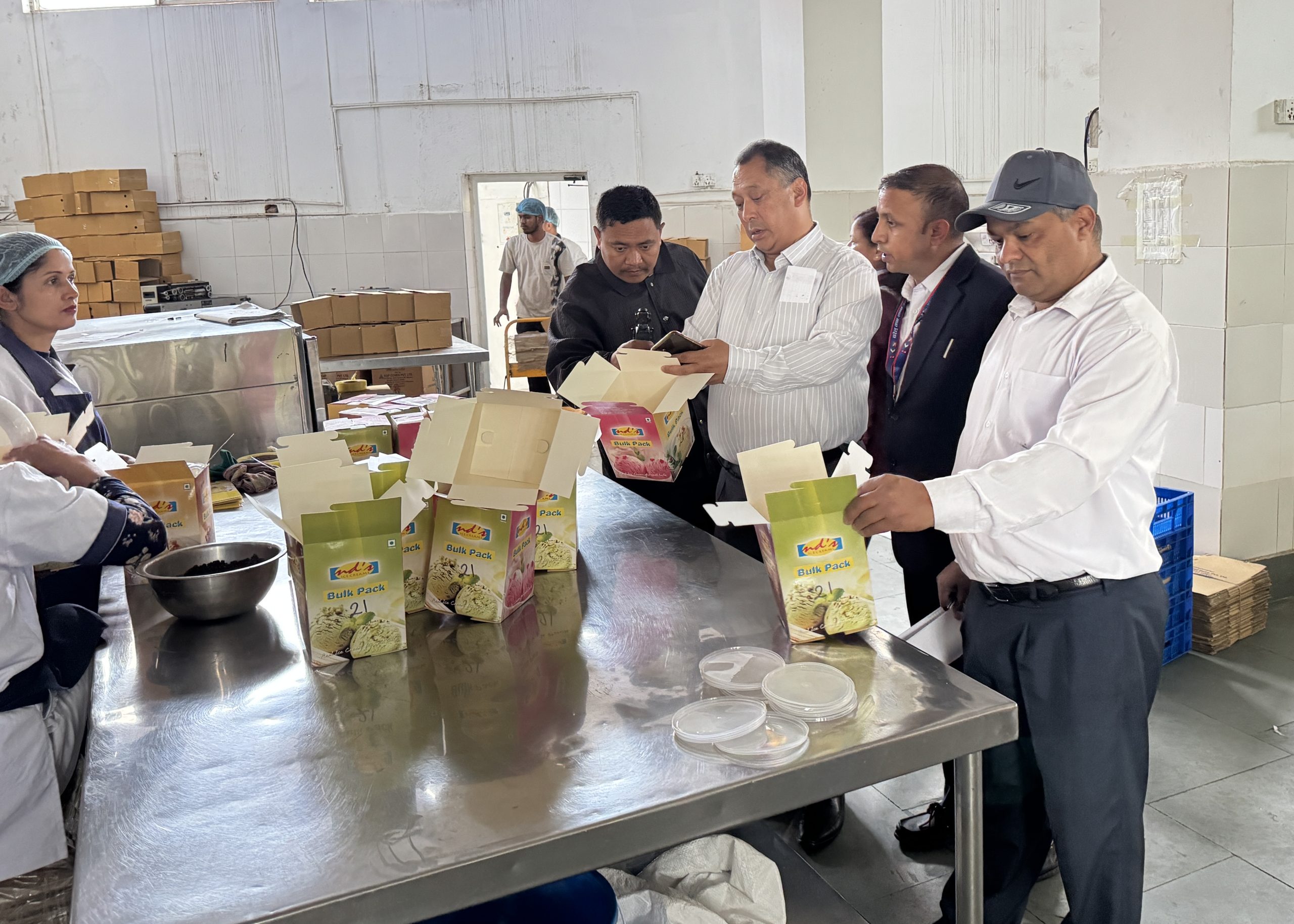 ललितपुरमा बजार अनुगमन तीव्र: डिपार्टमेन्टल स्टोरदेखि उद्योगसम्म प्रशासनको छापा