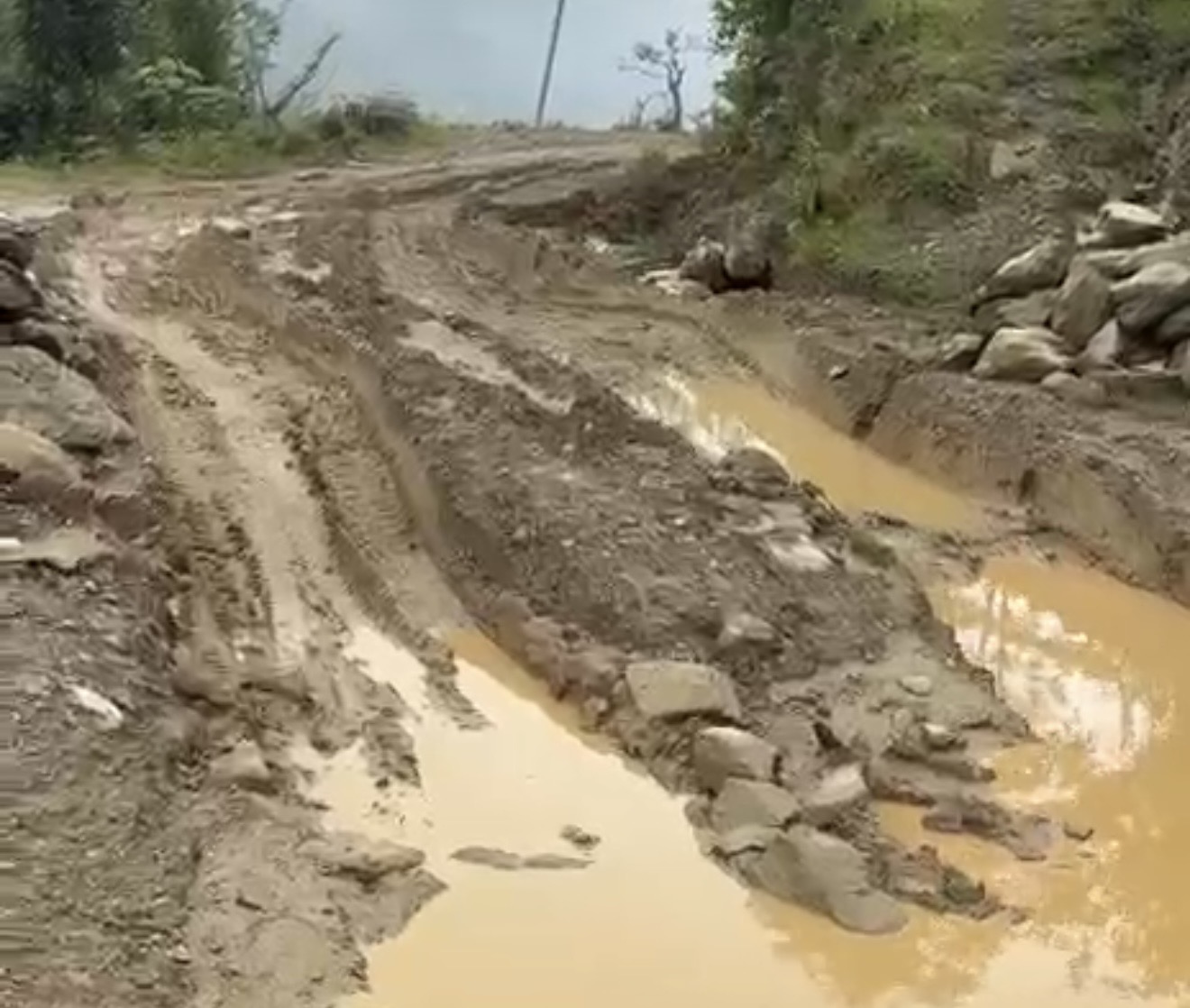 किम्ताङ–देउराली सडकको दयनीय अवस्था, म्यागङ गाउँपालिका र सरकारको बेवास्ताप्रति स्थानीयको गुनासो