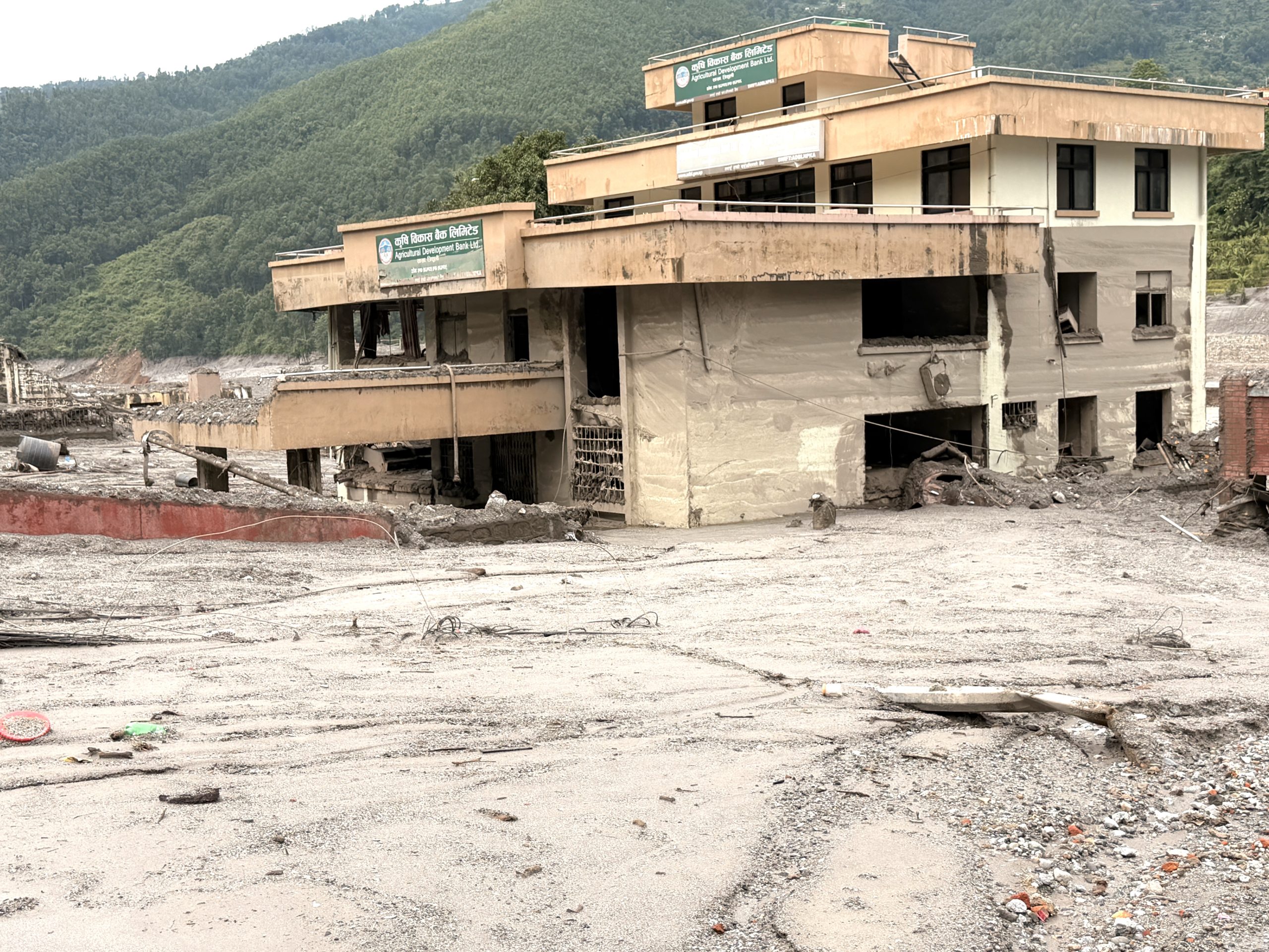 बाढीपछि त्रिशूली बजारको कहालीलाग्दो अवस्था : बजार उजाड, पुल र सडक ध्वस्त, आफन्तको खोजीमा आँसु