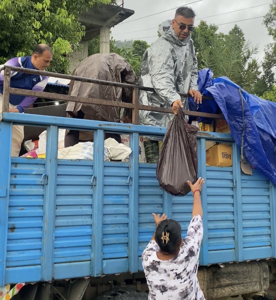 नुवाकोटमा गोदावरीका वडाध्यक्ष घिमिरेको सानो प्रयास: बाढीपीडितको अनुहारमा मलम बनी पुग्यो ५ लाखको राहत