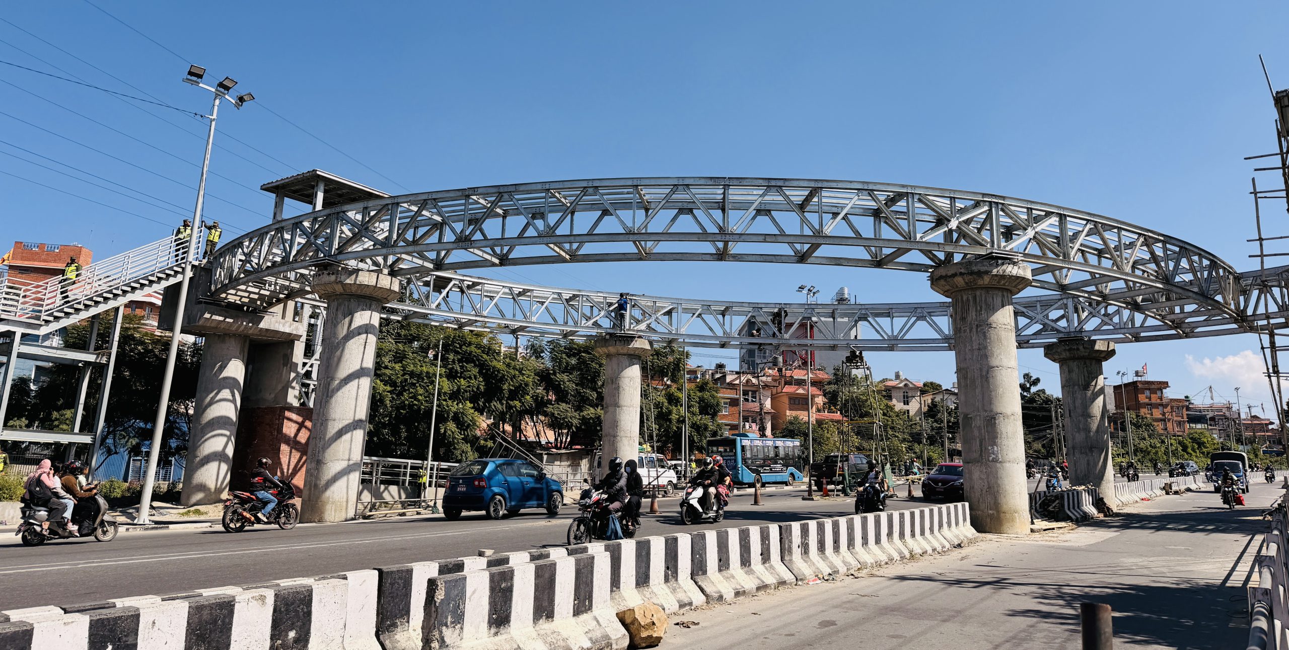 लिफ्टसहितको पहिलो आकाशे पुल निर्माणाधीन